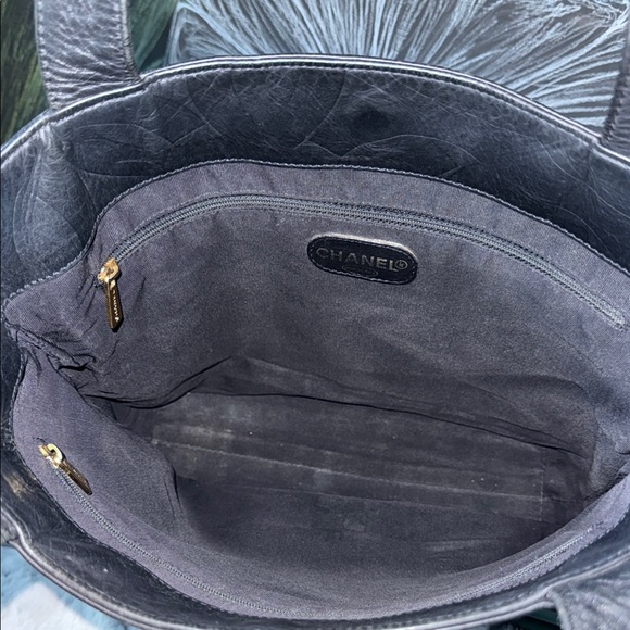 CHANEL Black Lambskin Leather Tote with Luxury Design - Picture 7 of 15